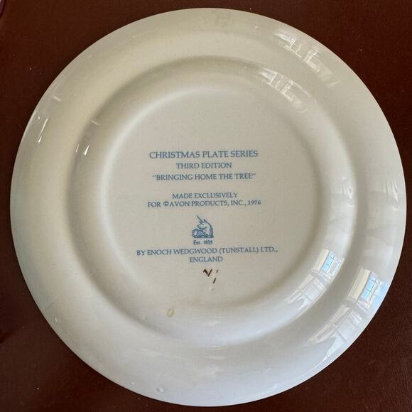Vintage Avon Christmas Plate 1976 "Bringing Home The Tree" Third Edition - Picture 3 of 3